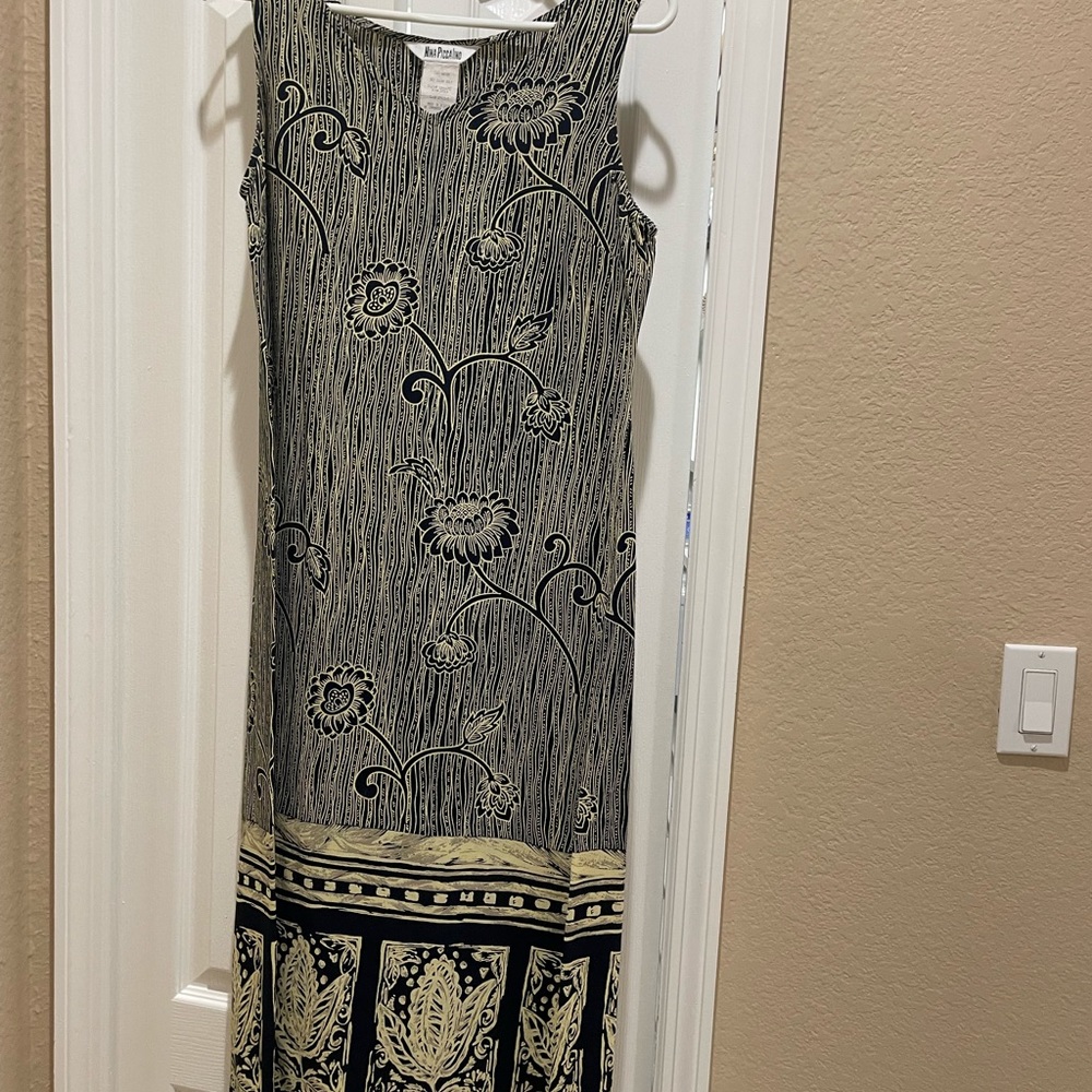 Sleeveless long dress